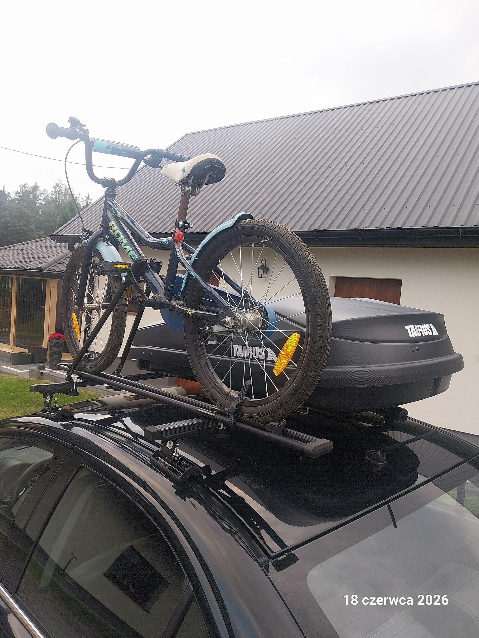 Box i rower na dachu