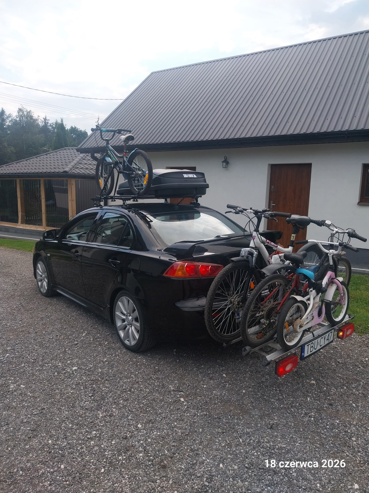 Box dachowy i rowery na aucie